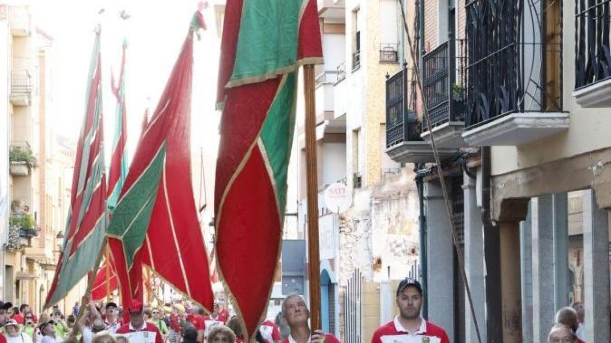 Los pendones, por las calles de La Bañeza, se congregaron en la Plaza Mayor.