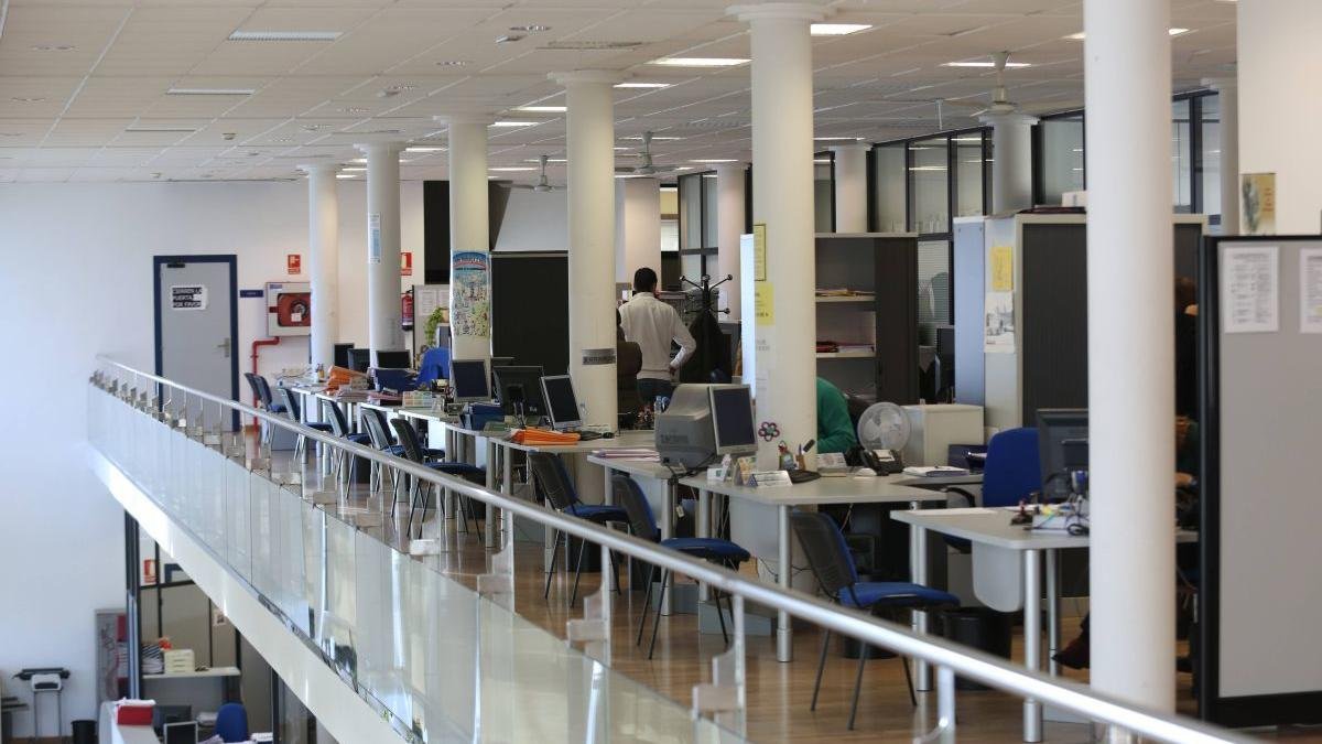 Varios funcionarios trabajando en las instalaciones del Ayuntamiento de San Andrés del Rabanedo.