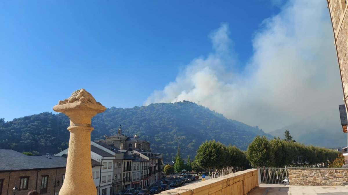 Imagen del incendio visto desde Villafranca del Bierzo esta tarde de lunes.