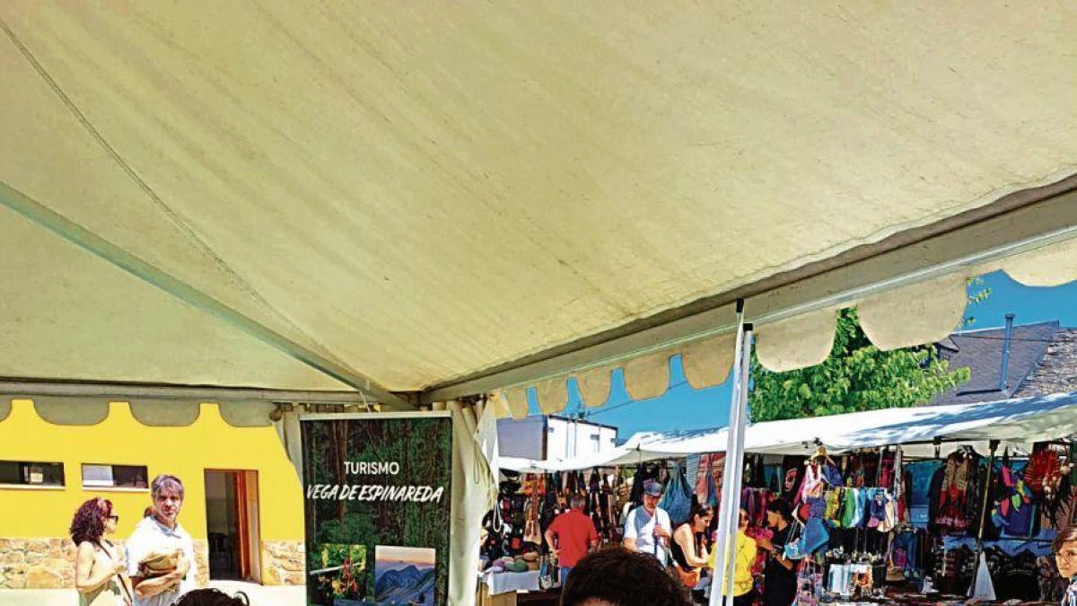 Artesanía, miel y gastronomía se citan en el Espino