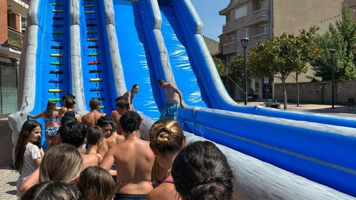 La fiesta del agua ayudó a combatir las altas temperaturas.