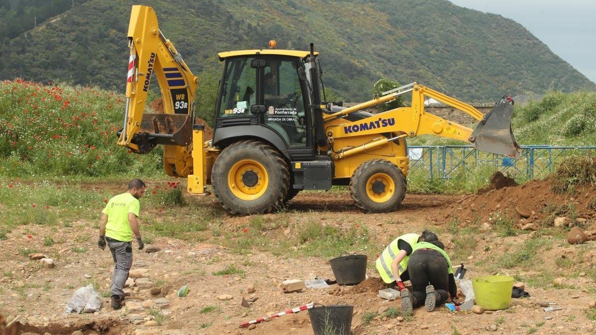 Excavaciones en el cementerio del Carmen, en mayo de 2024.