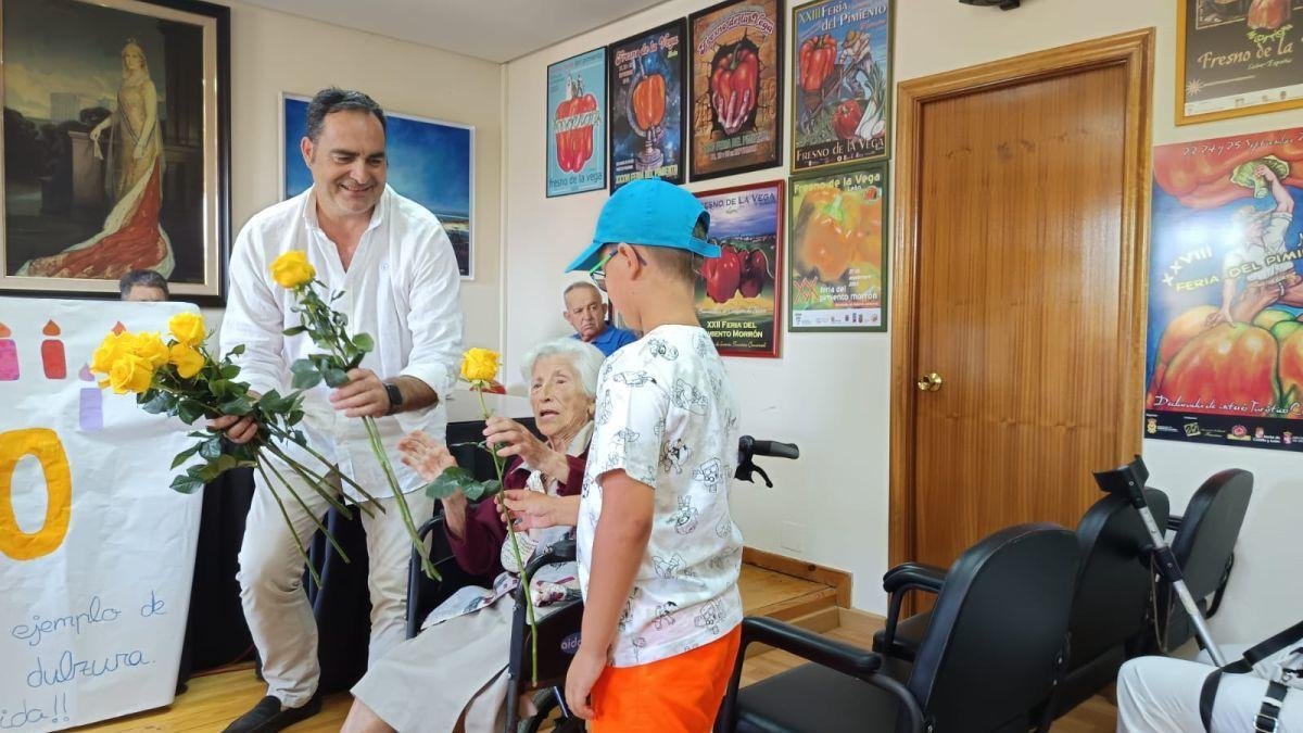 Delia Martínez fue agasajada en el salón de plenos de Fresno de la Vega.