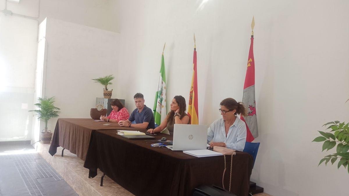 La presidenta de Acom, junto con el alcalde de Villablino.