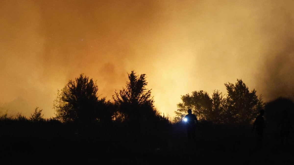 Imagen del incendio declarado en la tarde de este lunes en la localidad madrileña de Tres Cantos y que obligó a desalojar varias urbanizaciones próximas al fuego. EFE/Mariscal.