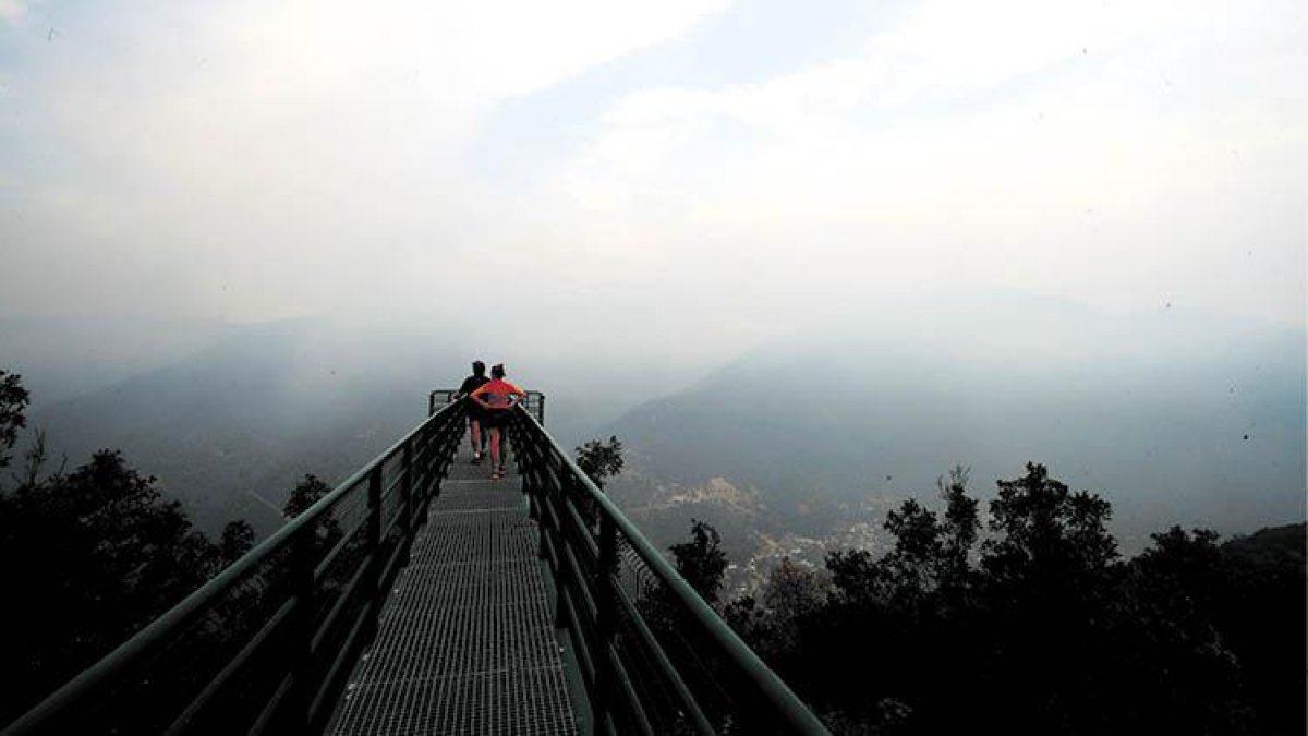 Mirador de Sotillo, con Pombiego al fondo y todo cubierto de humo.