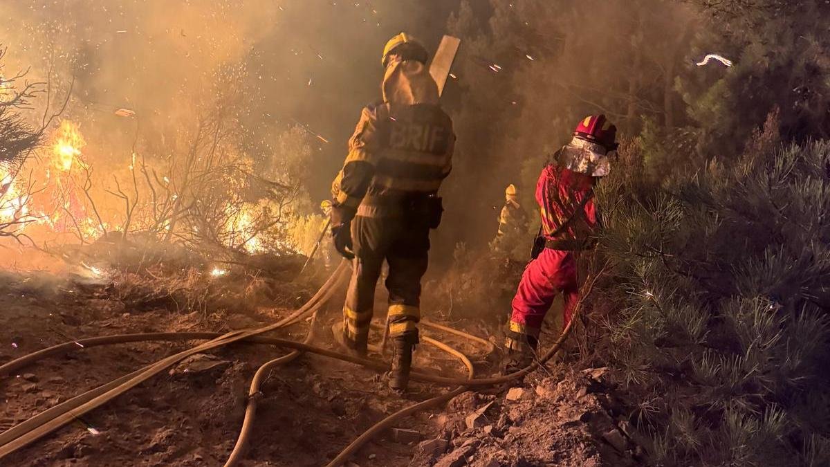 Efectivos contra el incendio en Yeres.