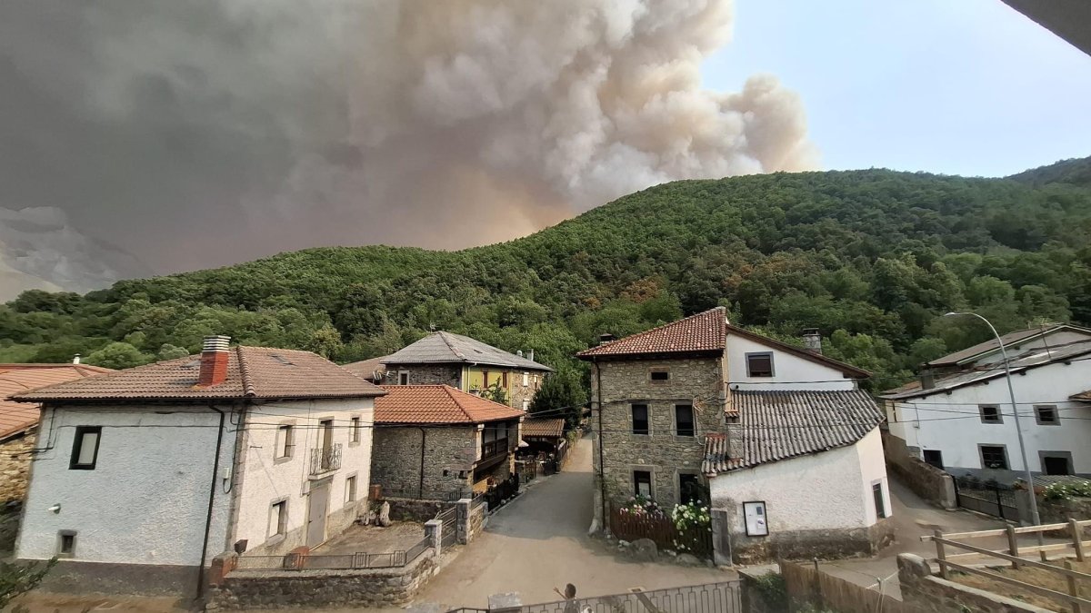 Vista del fuego desde Soto de Valdeón.