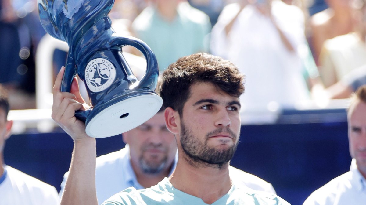 Carlos Alcaraz conquista por primera vez Cincinnati tras el abandono de Sinner