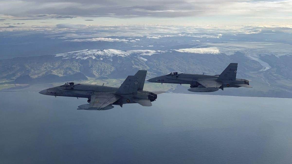 Dos F18 españoles en vuelo sobre Islandia en una operación de policías de la Otan.
