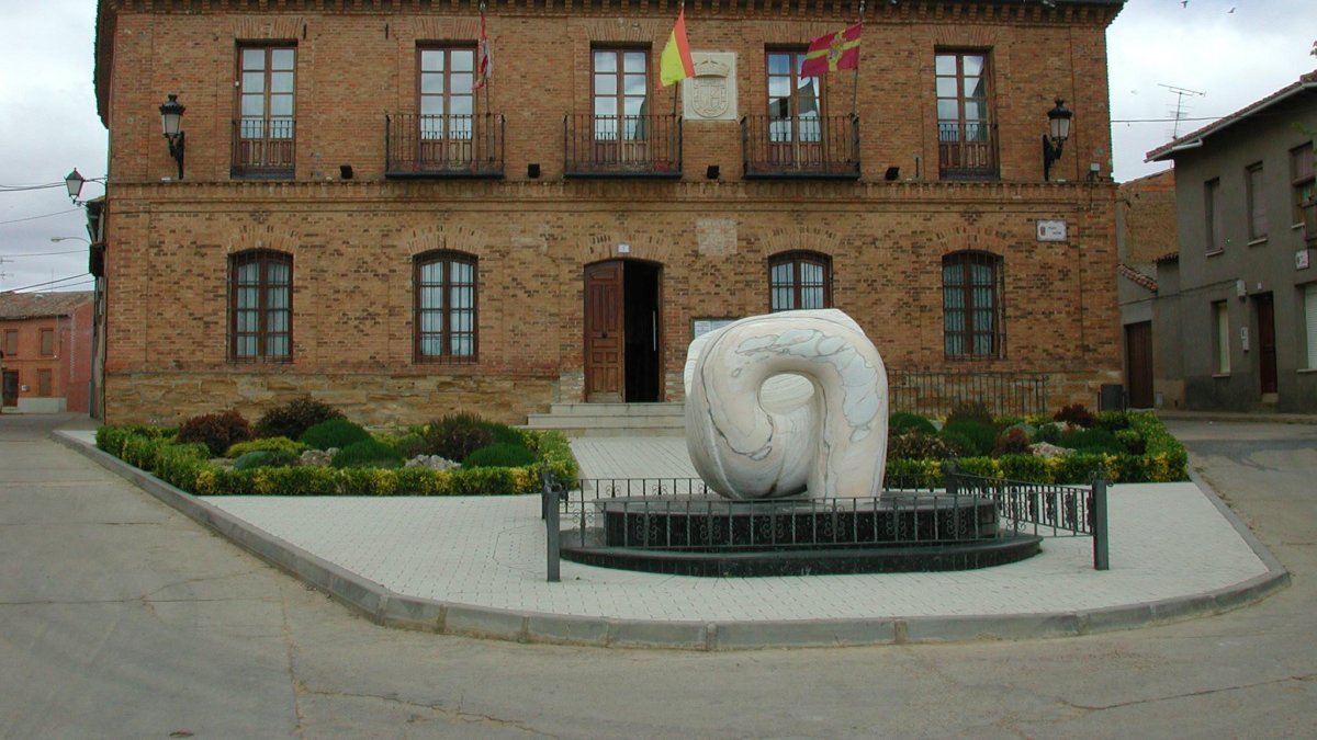 Ayuntamiento de Gordoncillo, situado en la Plaza Mayor, delante del cual se encuentra la escultura Semilla.