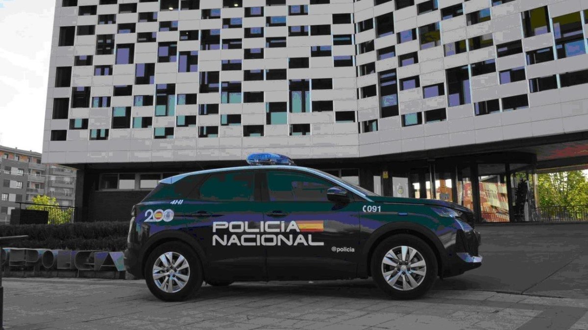 Vehículo del Cuerpo Nacional de Policía en San Andrés del Rabanedo (León).
