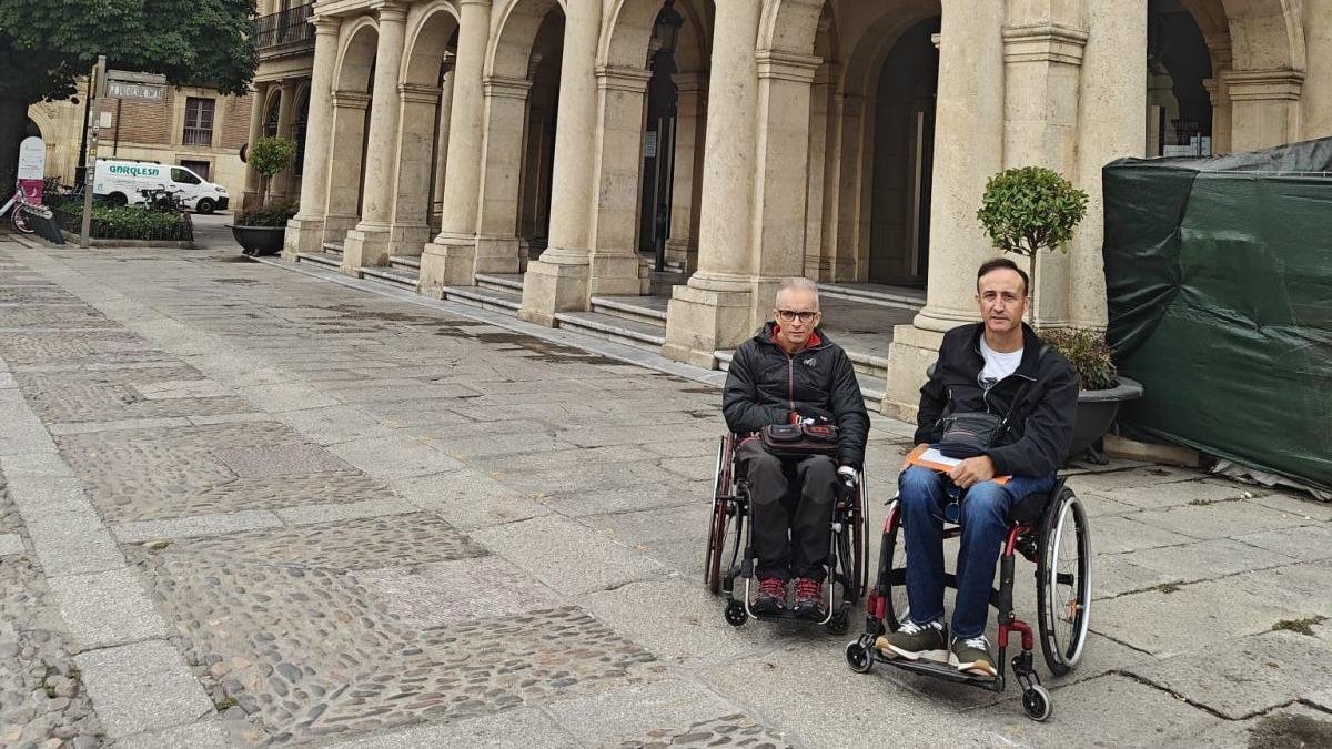 Juan Aguado y Agustín Fernánez, antes de entrar a la reunión con el alcalde en el Ayuntamiento.