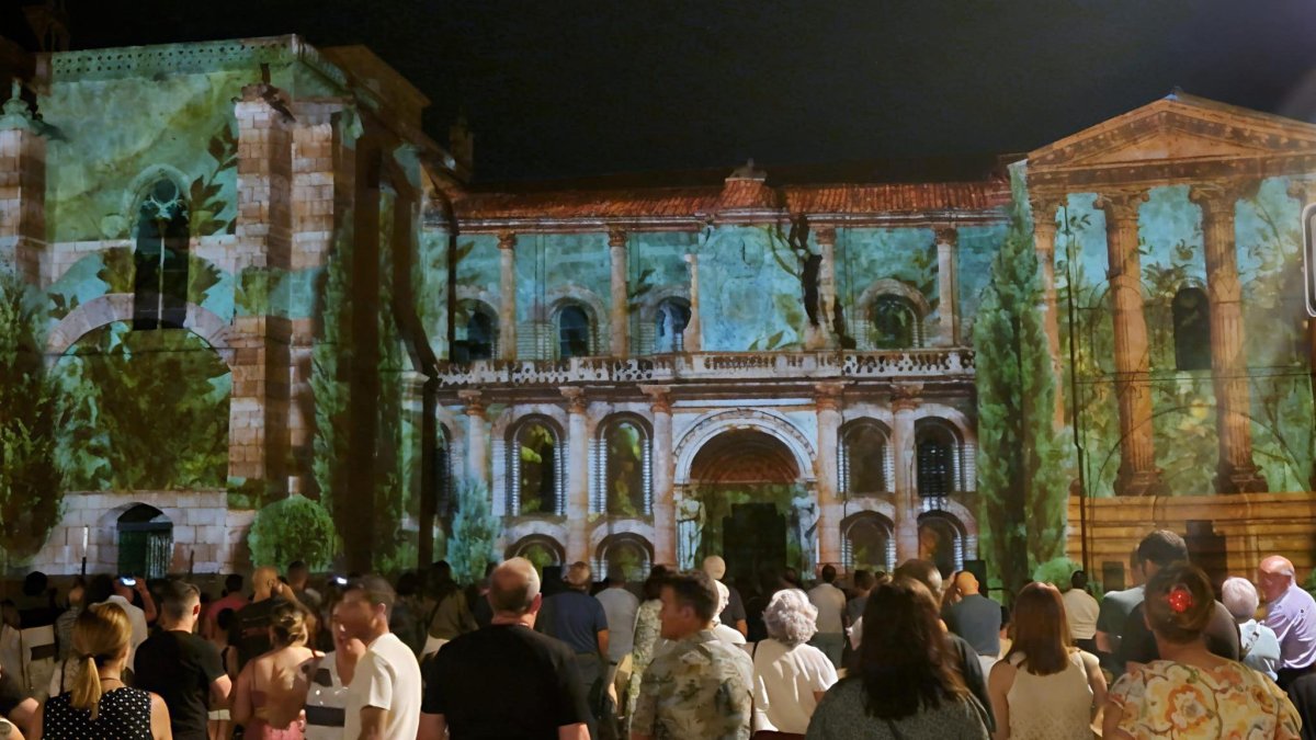Imagen de las proyecciones nocturnas de luz y sonido en la Real Colegiata de San Isidoro, en León capital.