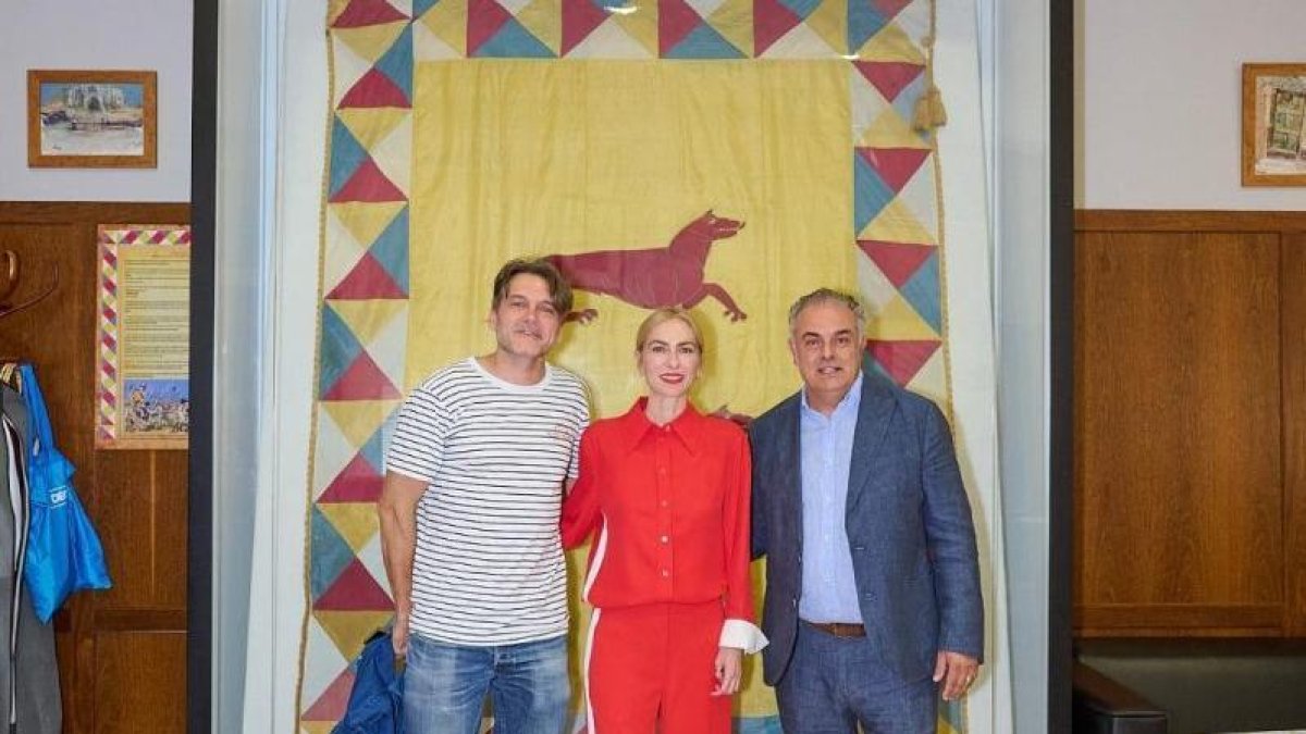 Los actores Salva Reina y Kira Miró con el alcalde de Astorga.
