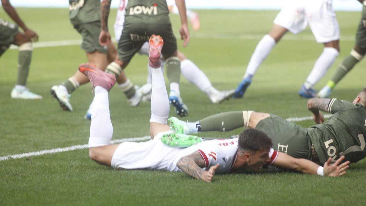 La Cultural reclamó penalti por este derribo en el área en la primera parte.