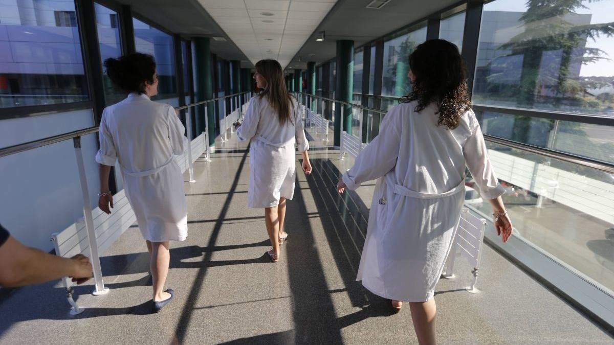 Varias enfermeras caminan por un pasillo del Hospital leonés.
