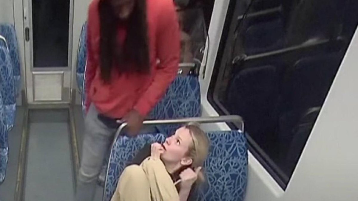 Fotograma del vídeo sobre el asesinato a una mujer ucraniana a manos de un hombre.