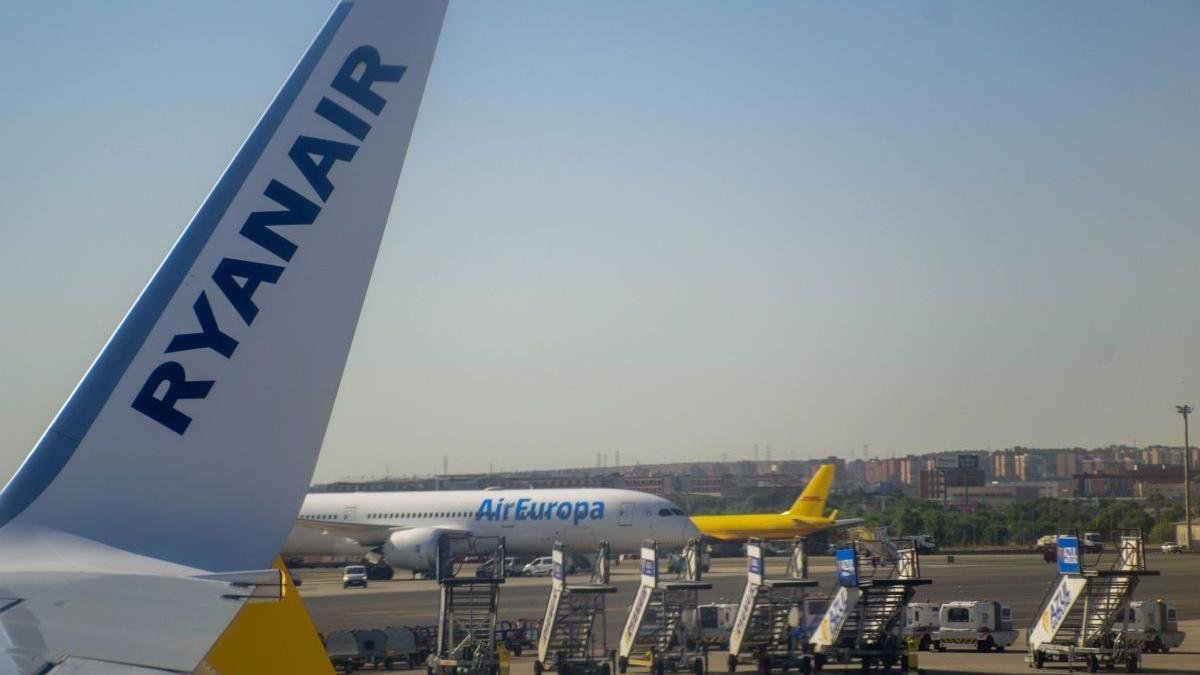Un avión de Ryanair y otro de Air Europa, en el aeropuerto de Zaragoza.