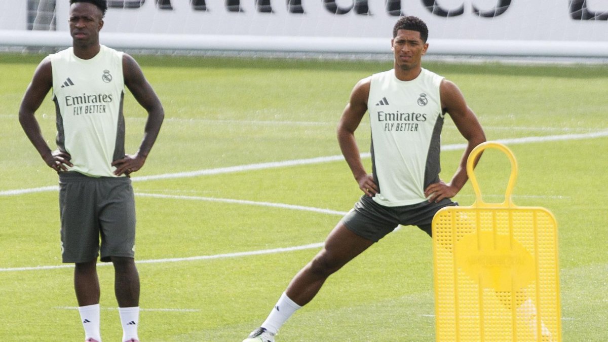 MADRID, 12/09/2025.-El centrocampista inglés del Real Madrid, Jude Bellingham y el delantero brasileño Vinicius Junior, durante el entrenamiento este viernes en la Ciudad Deportiva de Valdebebas, preparatorio de su partido de LaLiga contra la Real Sociedad.- EFE/ Sergio Pérez