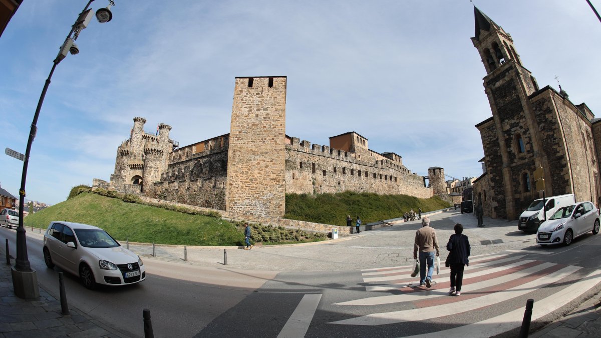 Castillo de los templarios e iglesia de San Andrés, en el casco antiguo de Ponferrada.