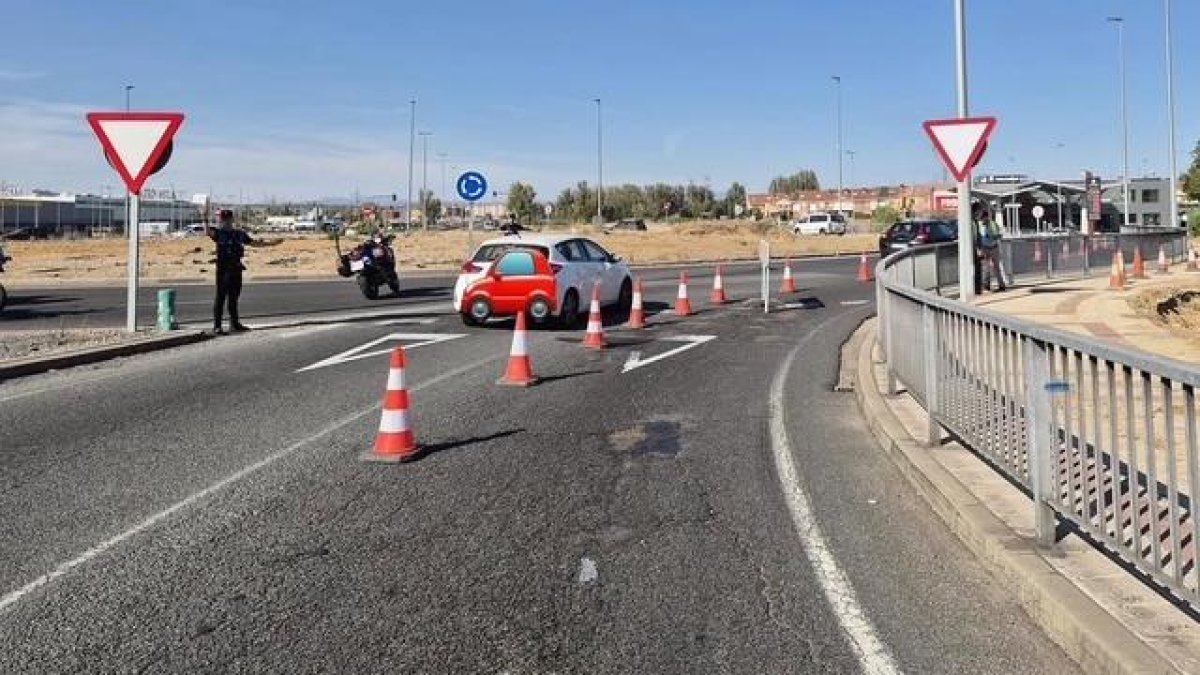 La Policía redirige el tráfico por el reventón.