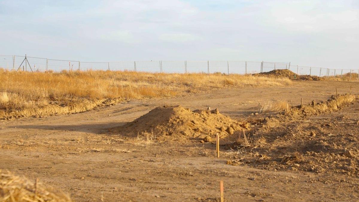 Enclave donde irán los edificios del futuro museo de Lancia, donde se aprecia el movimiento de tierras.