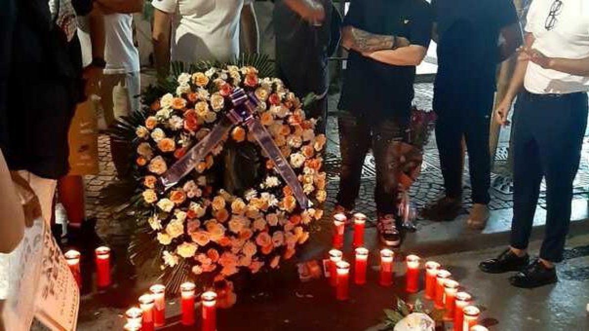 Minuto de silencio y flores como homenaje a la leonesa atropellada en Nápoles