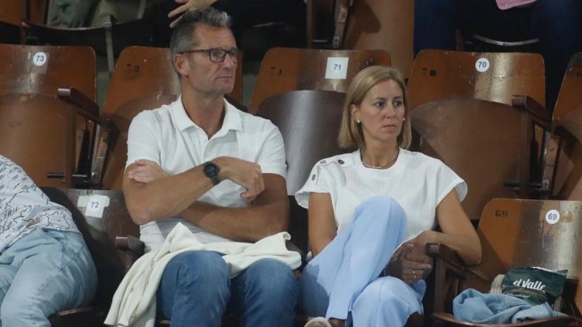 Iñaki Urdangarín y su pareja Ainhoa Armentia en el partido del Ademar-Granollers