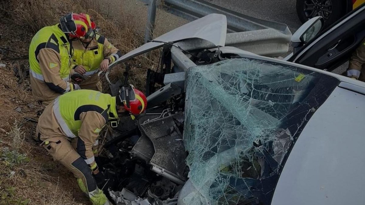 Fue precisa la intervención de los bomberos para liberar a uno de los ocupantes del vehículo.