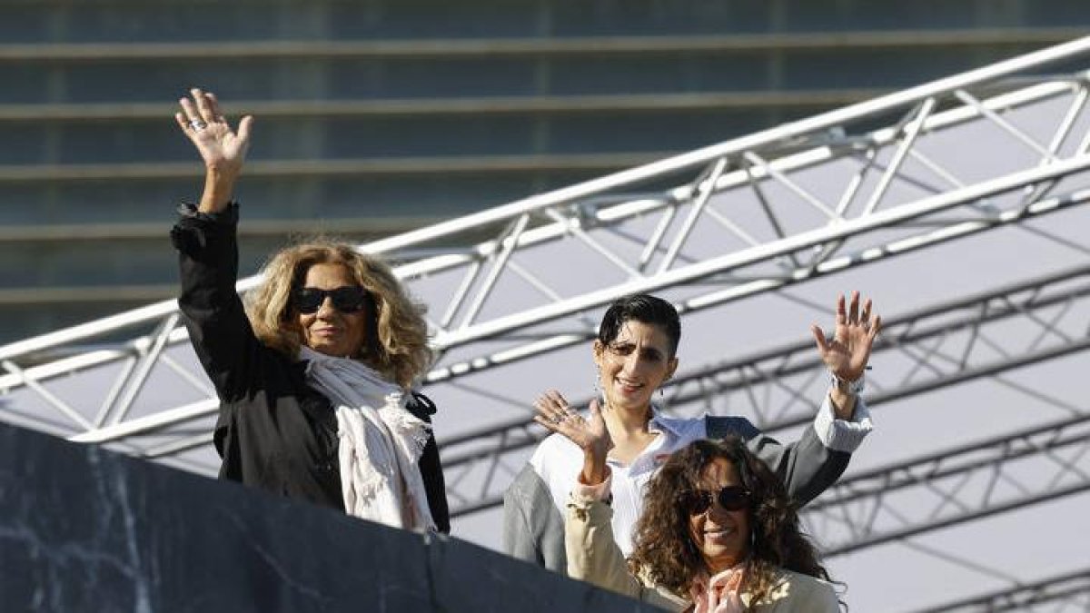 GRAFCAV3860. SAN SEBASTIÁN (ESPAÑA), 23/09/2025.- Alba Flores (c), Lolita Flores (i) y Rosario Flores (d), atienden a sus admiradores tras presentar 'Flores para Antonio', incluida en la Sección Oficial del Festival de la 73 edición del Festival Internacional de Cine de San Sebastián. EFE/Juan Herrero