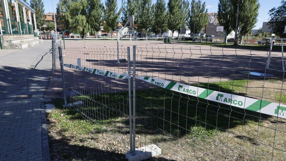 Las vallas de Marco de Infraestructuras anuncian el comienzo de la obra de los pasos a nivel con la rotonda de La Libertad.