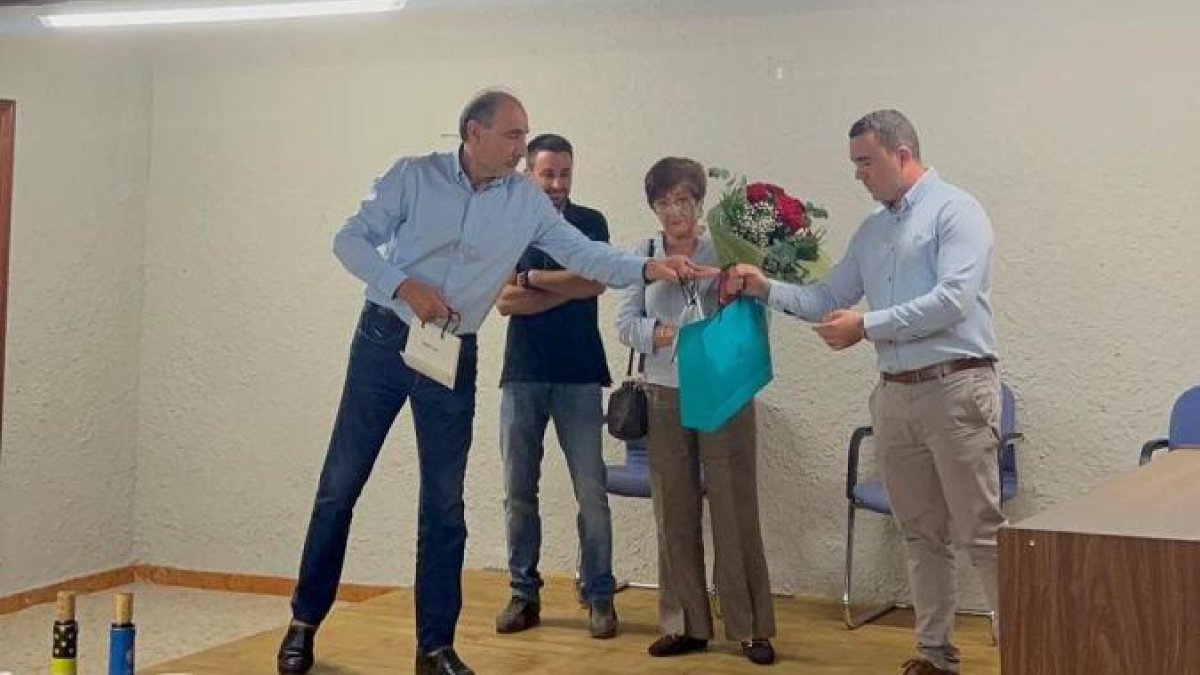 Marina Losada recibe el homenaje en Truchas.