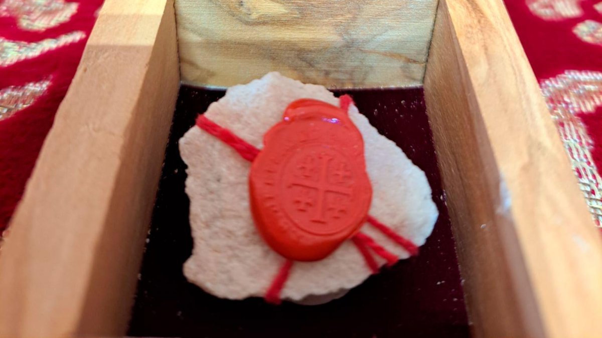 Caja con la piedra del Santo Sepulcro.