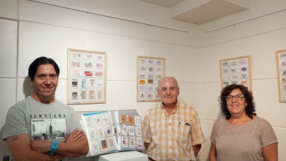 Un momento de la inauguración, el pasado viernes, con el coleccionista en el centro.