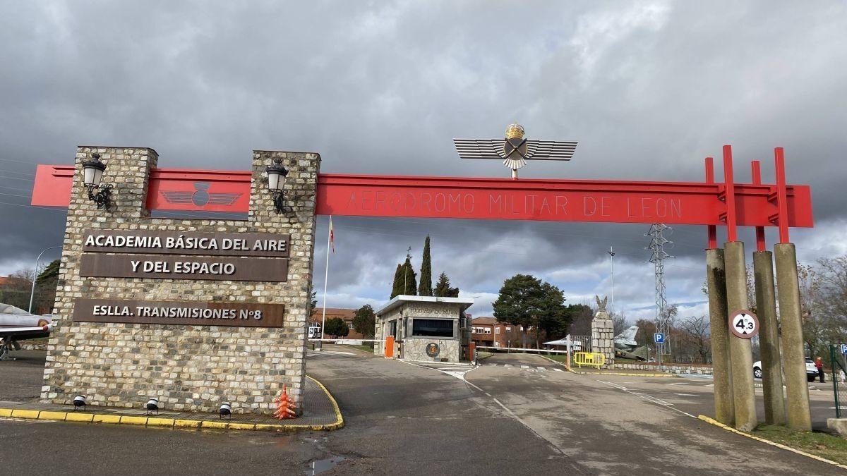 Puerta de acceso a las instalaciones de la Academia Básica del Aire y del Espacio.