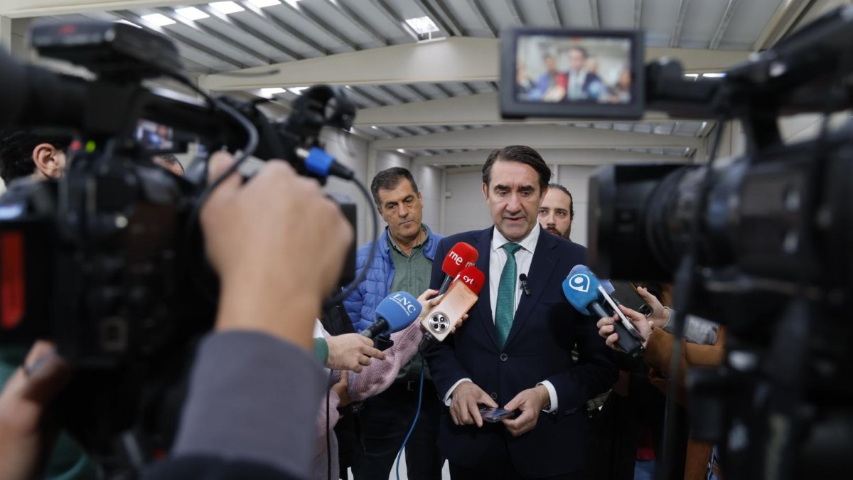 Quiñones presenta una nave construida por la Junta en el polígono de Villadangos.