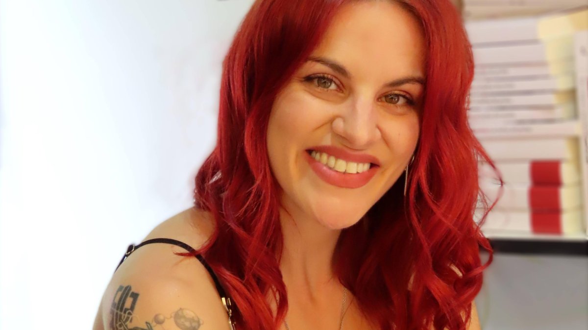 Sara García Alonso, bióloga molecular y astronauta reserva de la ESA, durante su participación en la Feria del Libro de Madrid 2025