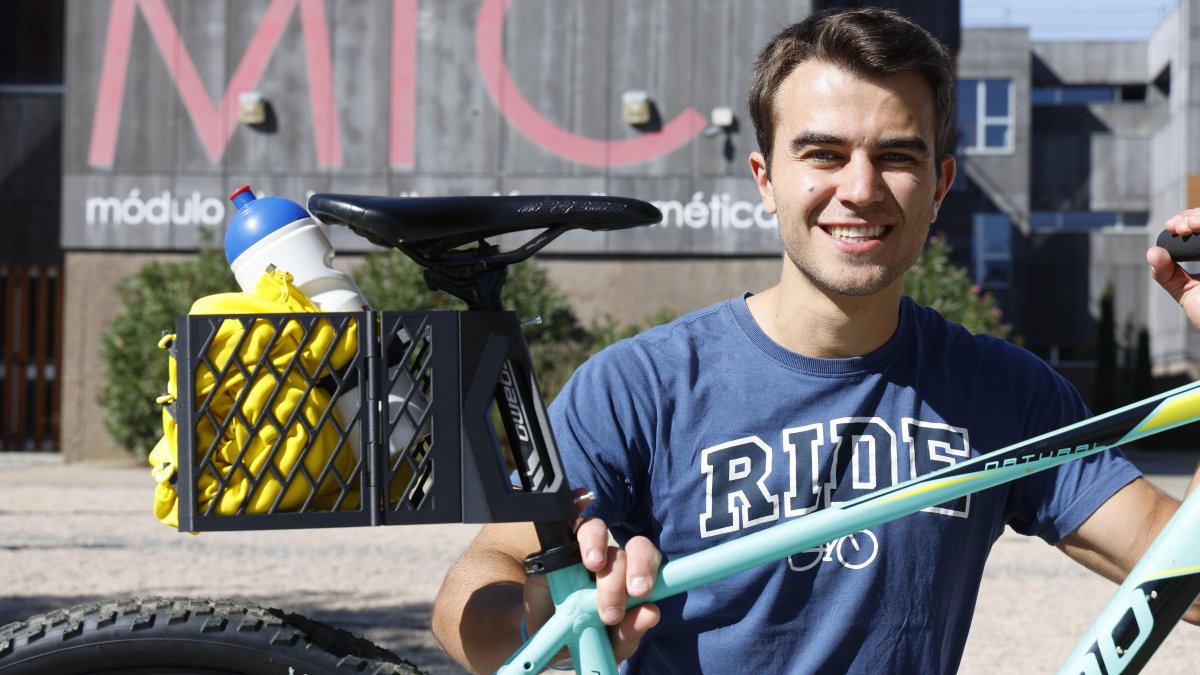 Óscar Mayo junto al prototipo desarrollado para las bicicletas.