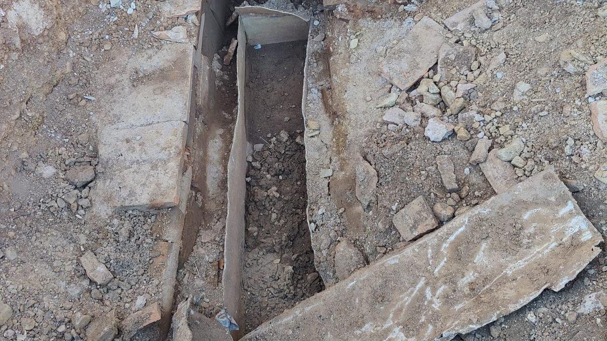 Detalle del sarcófago que dio la pista de una necrópolis romana desconocida en Astorga.