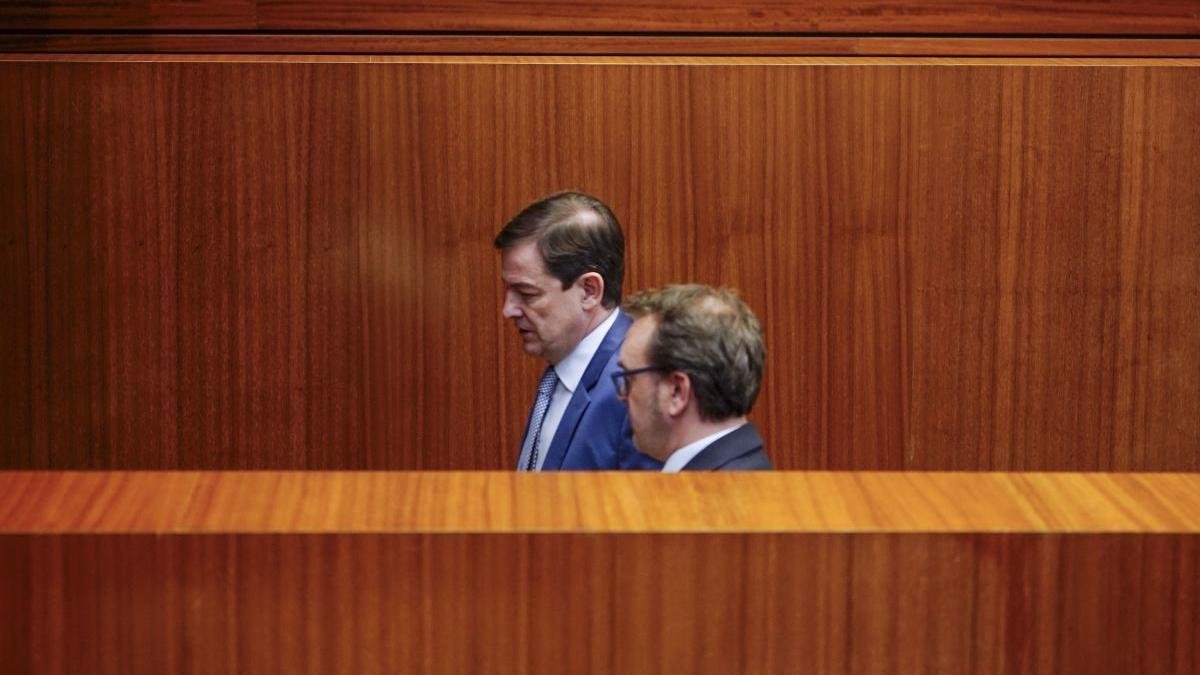 Mañueco con el portavoz del PP, Ricardo Gavilanes, en las Cortes de CyL .