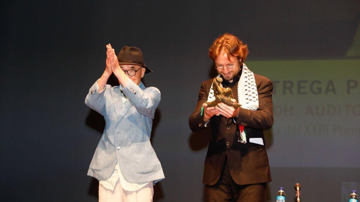 El poeta surcoreano aplaude al recibir el Premio Leteo de manos de Rafael Saravia.