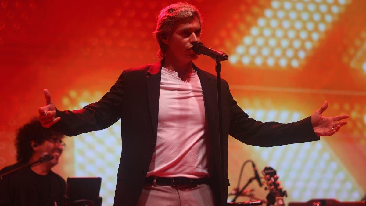 El artista internacional, Carlos Baute, anoche en la II Gala del Comercio de Ponferrada.