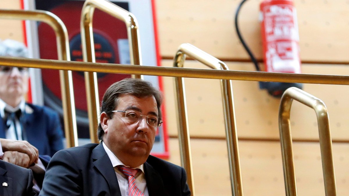 El presidente extremeño, Guillermo Fernández Vara, asiste a un pleno extraordinario del Senado.