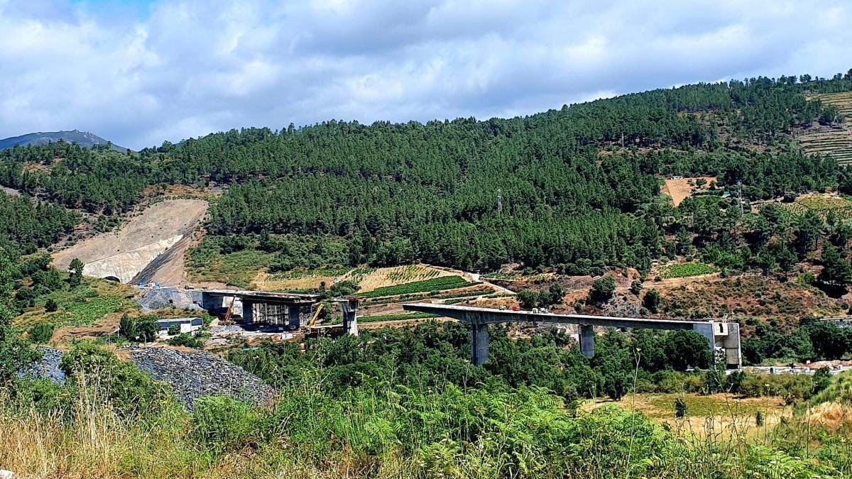 Estado en el que se encuentra la construcción del tablero del viaducto hacia la N-536.