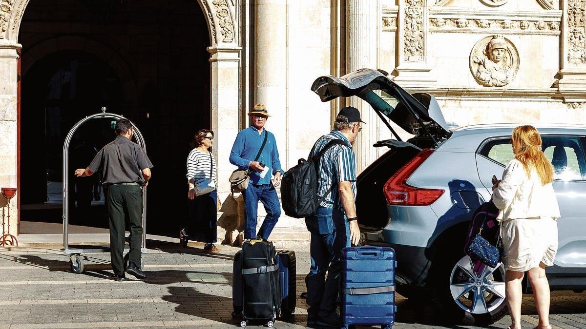 Turistas descargan su equipaje en la entrada del Parador de San Marcos.virginia morán