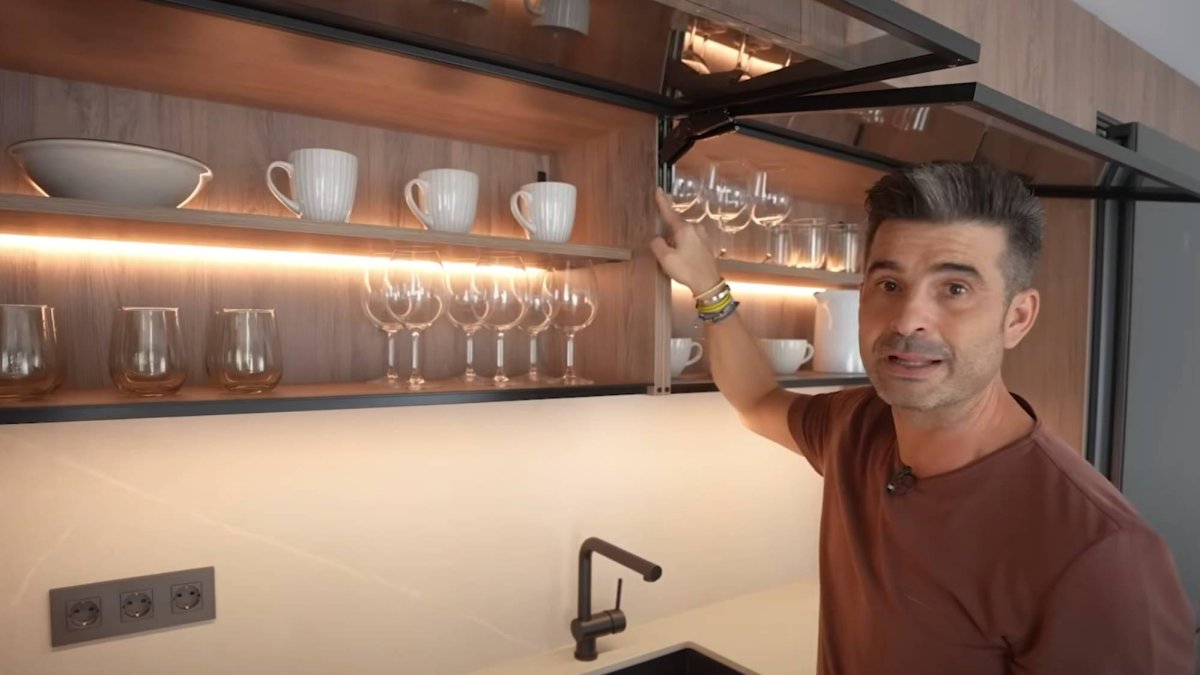 El diseñador leonés Daniel Colino enseña el detalle maestro de las vitrinas retroiluminadas, clave para transformar una cocina en una de revista.
