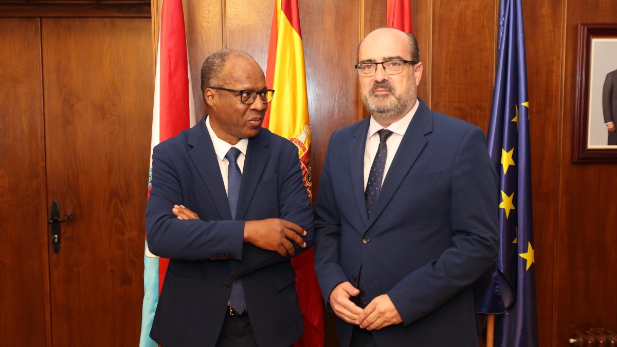 El alcalde de Ponferrada, Marco Morala, con el primer ministro de Cabo Verde, Ulisses Correia, este lunes en el consistorio de la capital berciana.