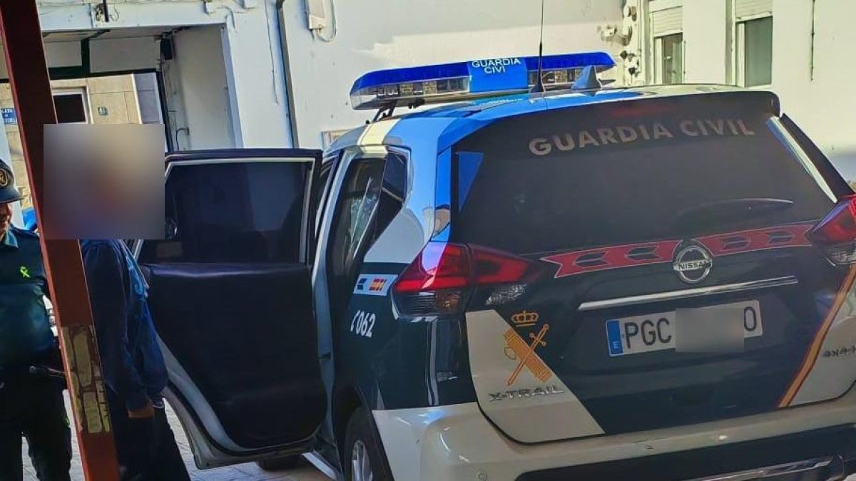 La Guardia Civil detiene a un presunto estafador en una imagen de archivo.