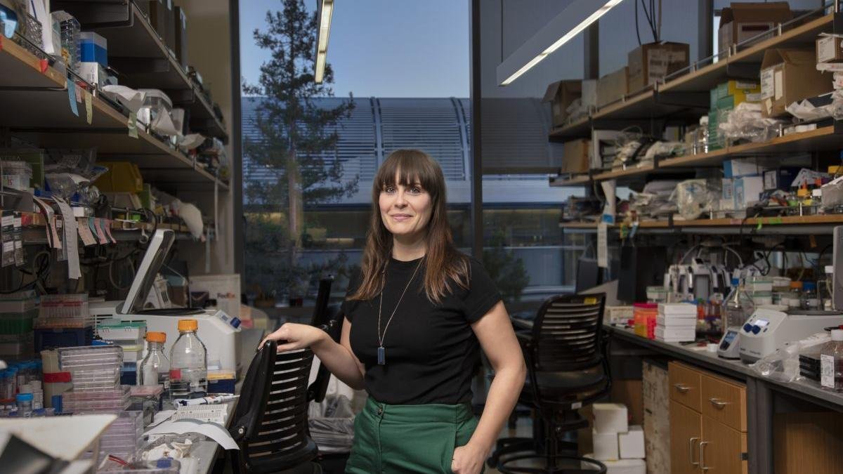 Raquel Fueyo, en su laboratorio en la Universidad de Stanford.